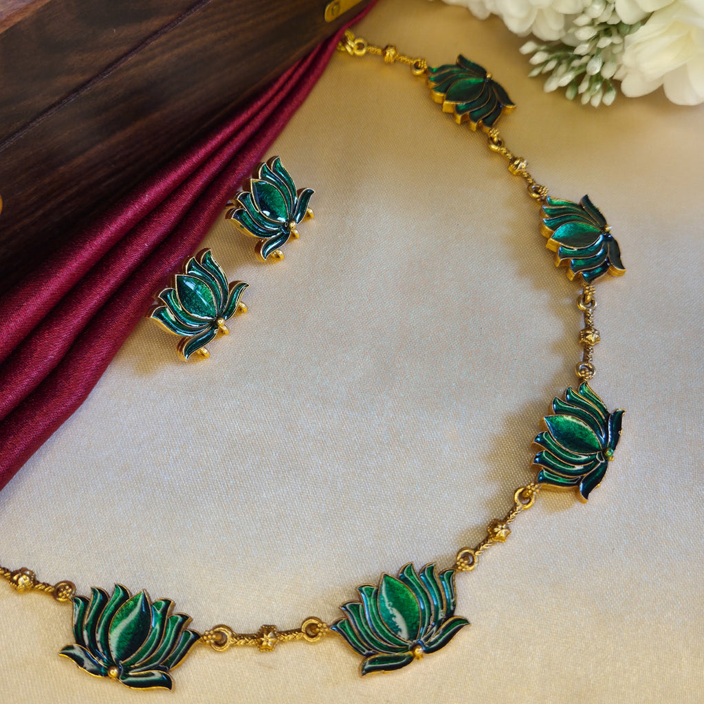 Lotus Motif Necklace Set